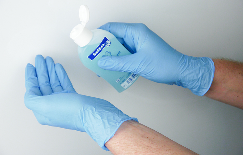 handschuhe-desinfizieren Person desinfiziert Handschuh