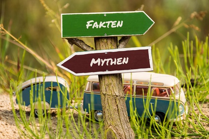 mythen-fakten-einweghandschuhe Schilder mit der Aufschrift: Mythen und Fakten