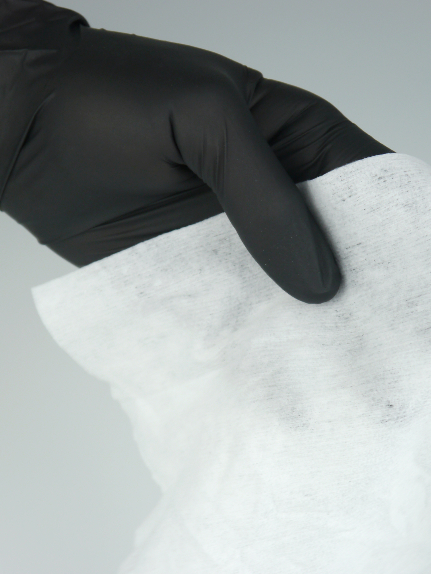 mikrozid-sensitive-wipes-premium-dicke_(1) Moodshot zur Dicke des Desinfektionstuches