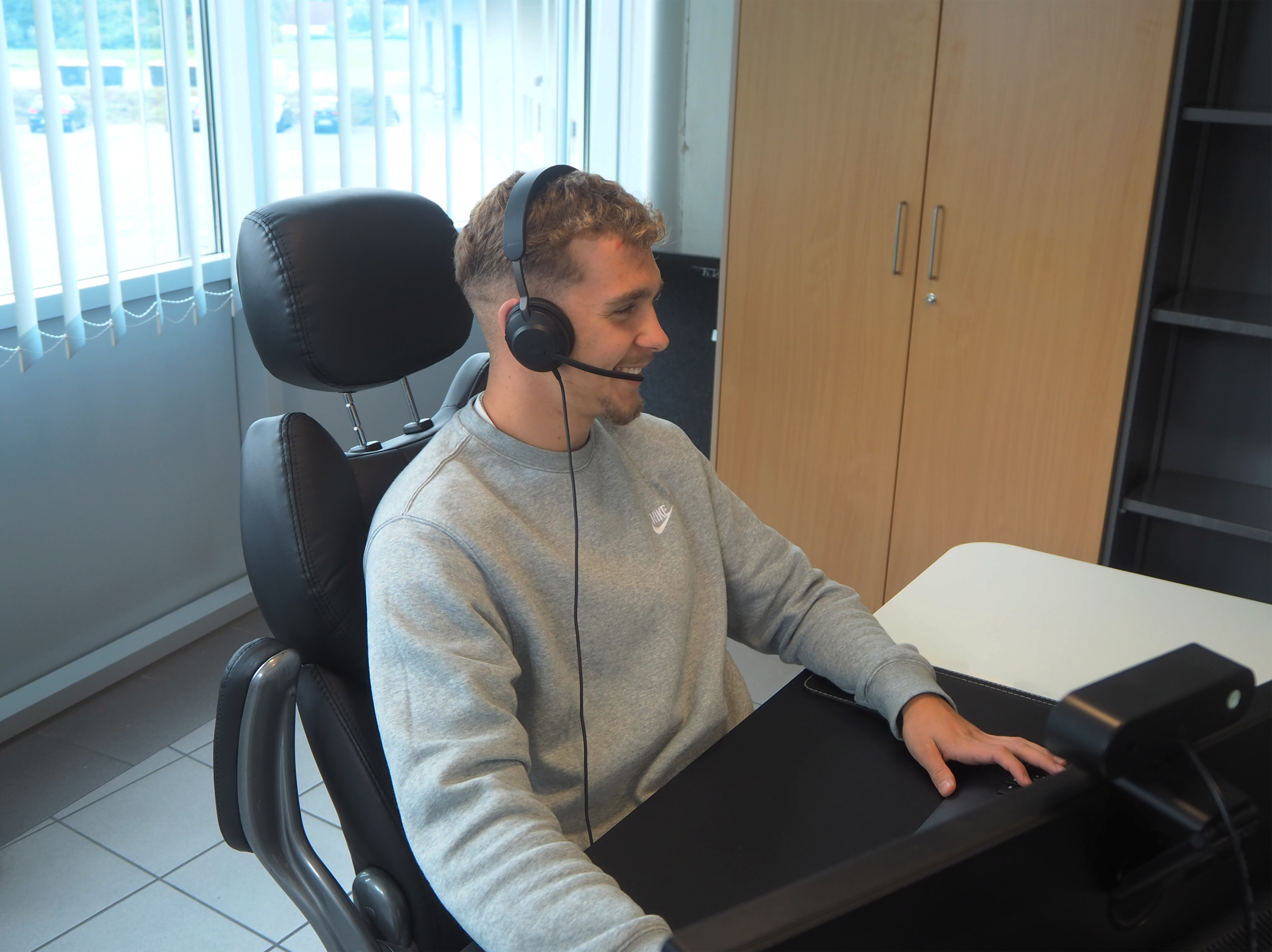 blogbeitrag-ein-tag-mit-max-2 Bild vom Auszubildenden Max im Büro