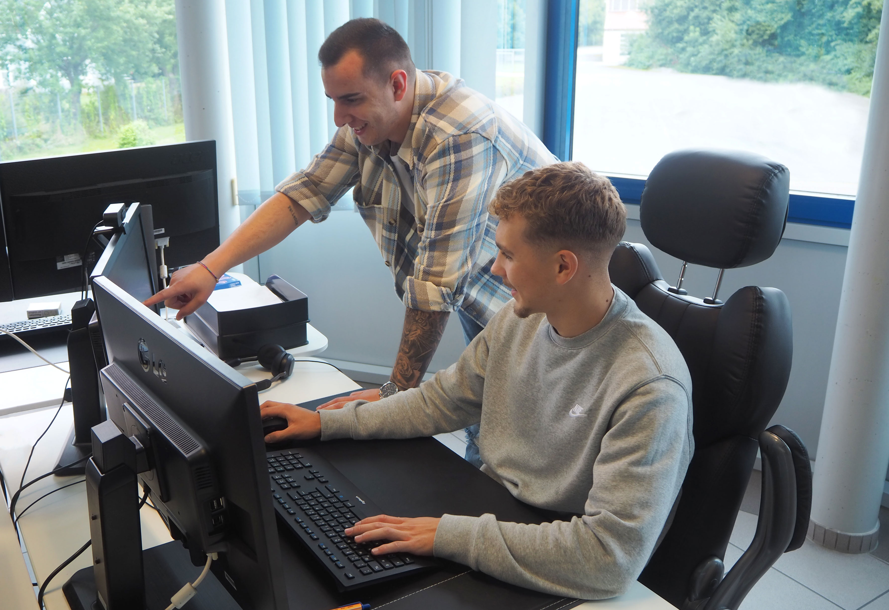 blogbeitrag-ein-tag-mit-max-3 Bild vom Auszubildenden Max im Büro